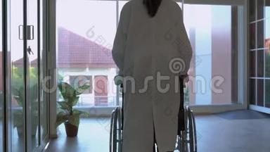 医生推了一个轮椅，病人来到玻璃房的边缘，安慰病人从悲伤中恢复过来